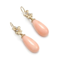 Kolczyki z różowym koralem i brylantami