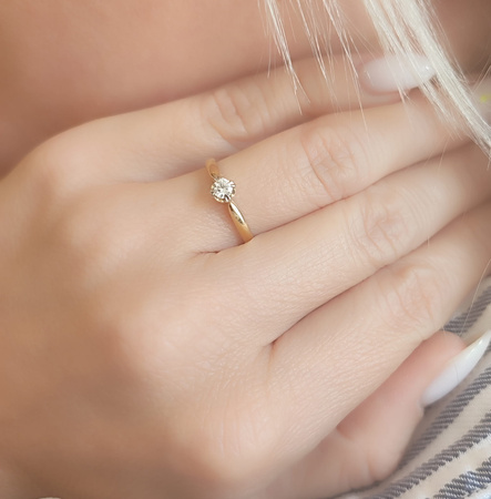 Pierścionek z brylantem 0,21 ct