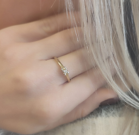 Pierścionek z brylantem 0,06 ct