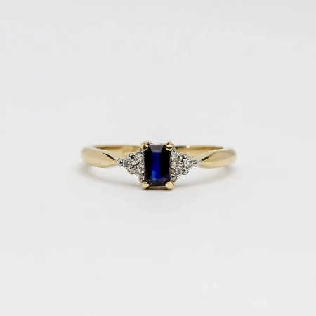 Pierścionek z szafirem i brylantami
