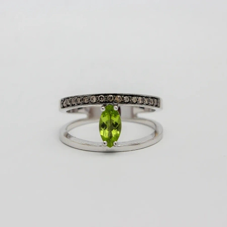 Pierścionek z oliwinem i brylantami koniakowymi