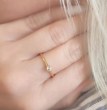 Pierścionek z brylantem 0,10 ct
