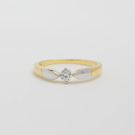 Pierścionek z brylantem 0,16 ct