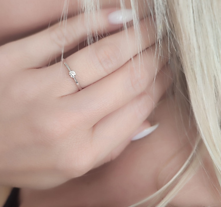 Pierścionek z brylantem 0,10 ct