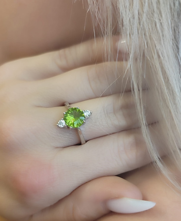 Pierścionek z oliwinem i brylantami