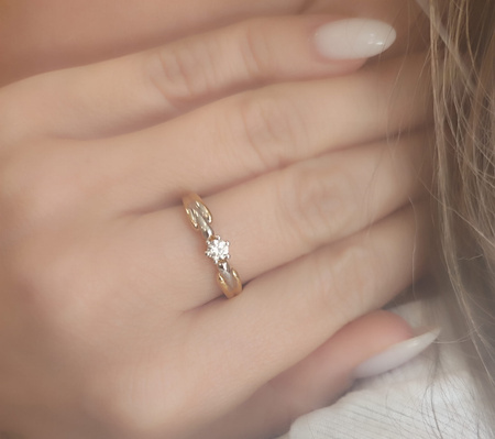 Pierścionek z brylantem 0,14 ct