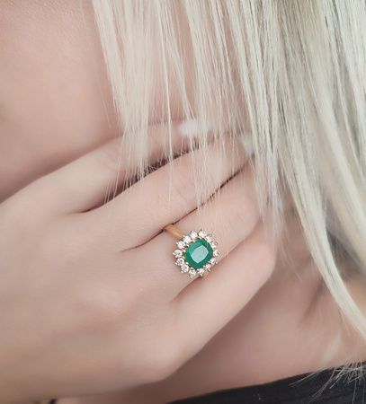 Pierścionek z szmaragdem i brylantami