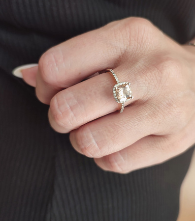 Pierścionek z morganitem i czarnymi brylantami