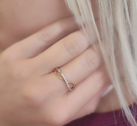 Pierścionek z brylantami 0,06 ct