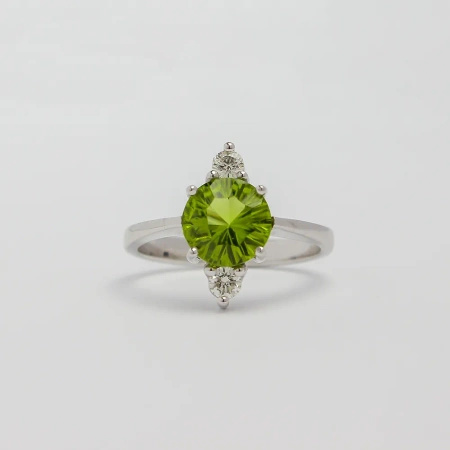 Pierścionek z oliwinem i brylantami