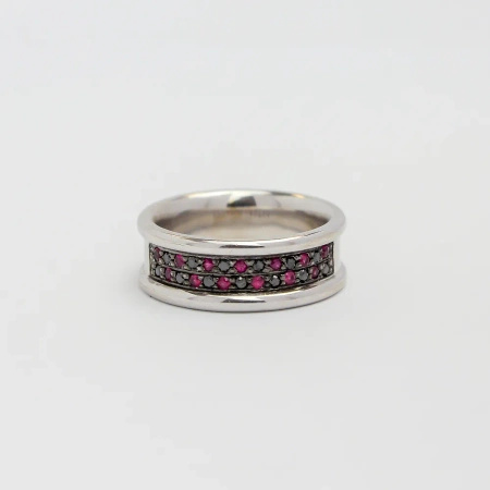 Pierścionek z czarnymi brylantami i rubinami