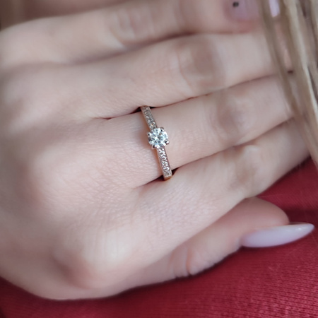 Pierścionek z cyrkoniami