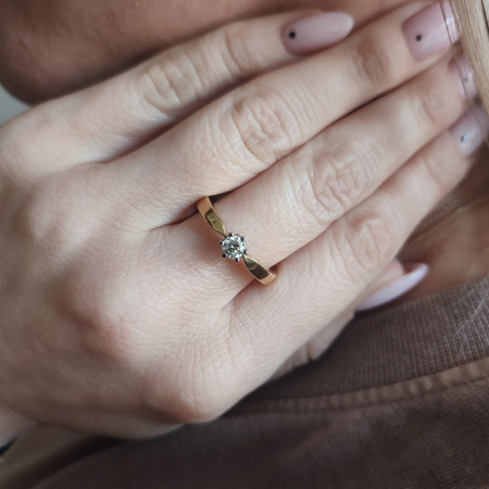 Pierścionek z brylantem 0,27 ct