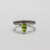 Pierścionek z oliwinem i brylantami koniakowymi