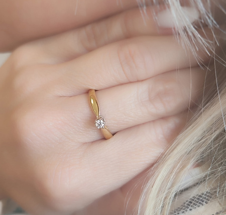 Pierścionek z brylantem 0,06 ct