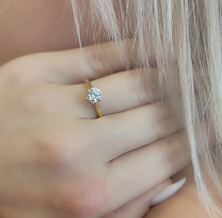 Pierścionek z brylantem 0,50 ct