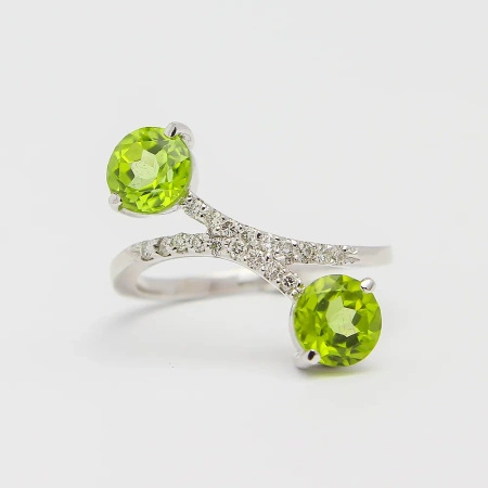 Pierścionek z oliwinem i brylantami