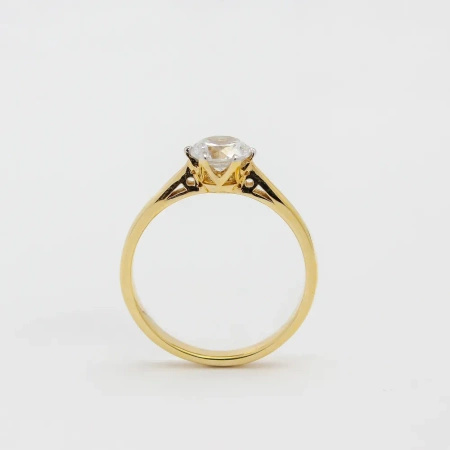 Pierścionek z brylantem 0,85 ct