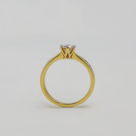 Pierścionek z białymi szafirami