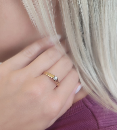 Pierścionek z brylantem 0,15 ct
