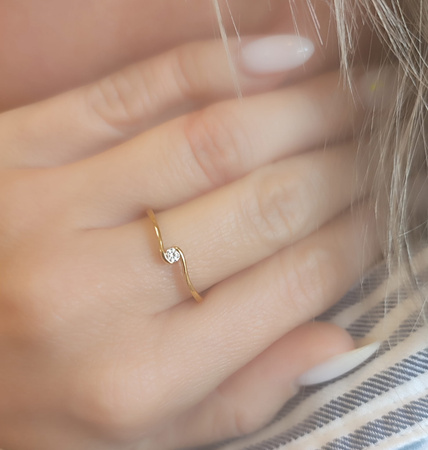 Pierścionek z brylantem 0,05 ct