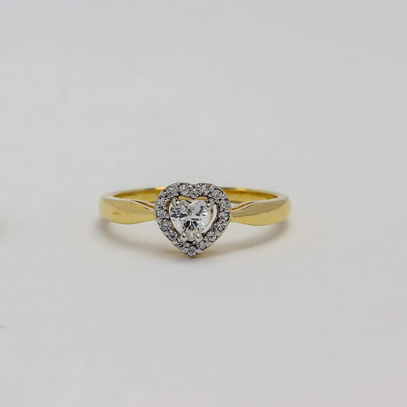 Pierścionek z białym topazem i brylantami