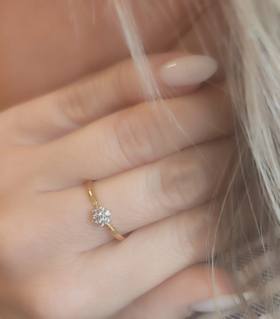 Pierścionek z brylantami 0,11 ct