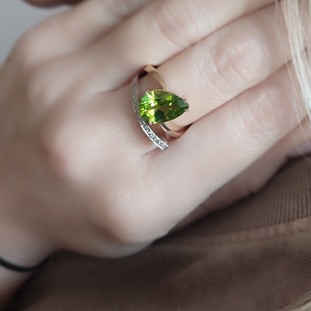 Pierścionek z oliwinem i brylantami