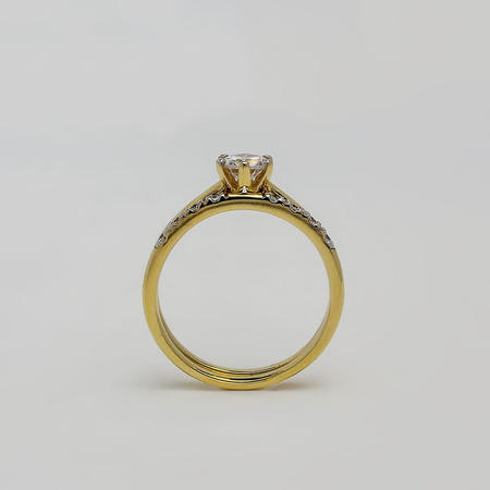 Pierścionek z białymi szafirami