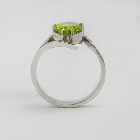 Pierścionek z oliwinem i brylantami