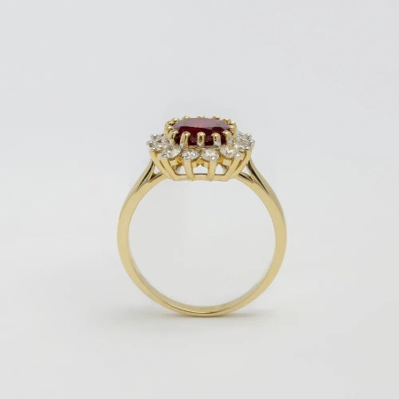 Pierścionek z brylantami i rubinem