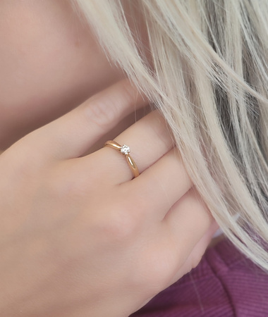 Pierścionek z brylantem 0,08 ct