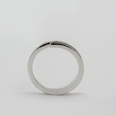 Pierścionek z białymi i  czarnymi brylantami  0,20 ct