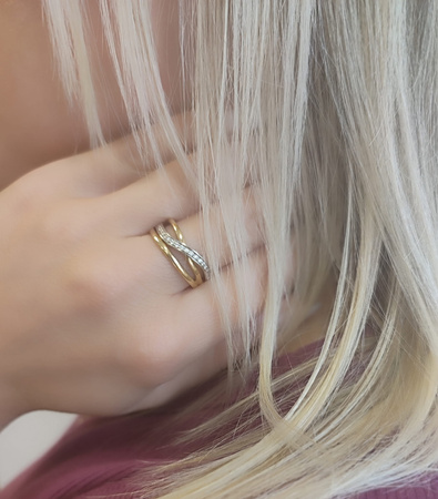 Pierścionek z brylantami 0,18 ct