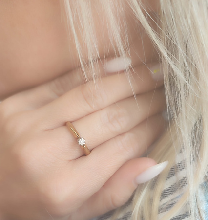 Pierścionek z brylantem 0,12 ct
