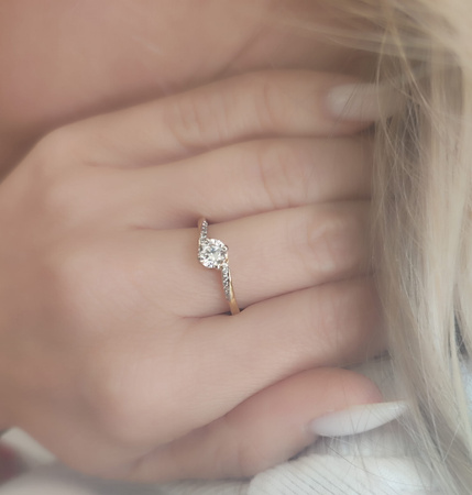 Pierścionek z białymi szafirami