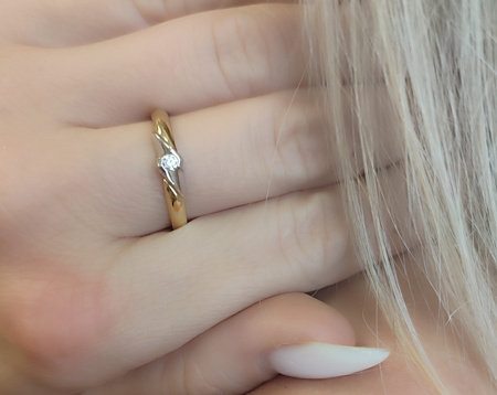 Pierścionek z brylantem 0,06 ct