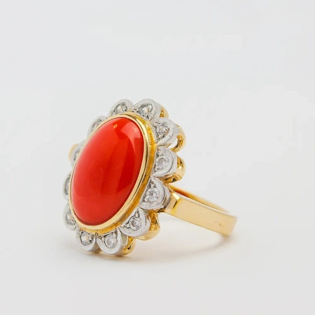 Pierścionek z koralem i brylantami