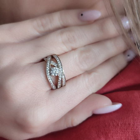 Pierścionek z cyrkoniami