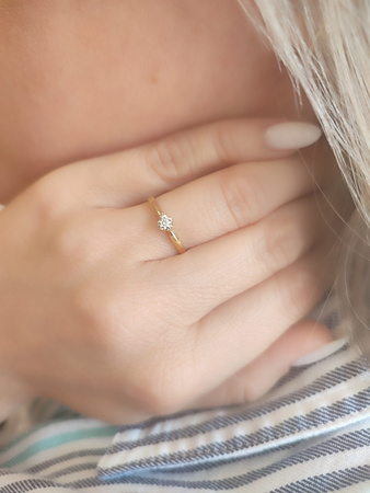 Pierścionek z brylantem 0,10 ct