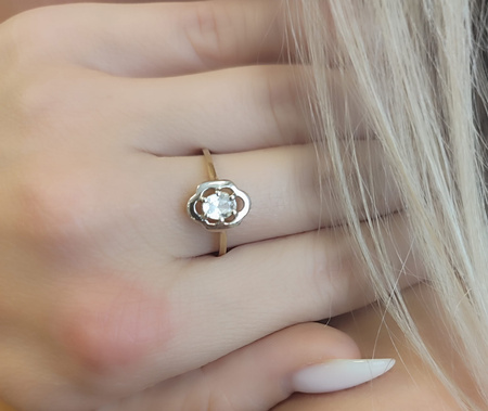 Pierścionek z cyrkonią