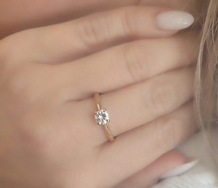 Pierścionek z białym szafirem