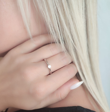 Pierścionek z brylantem 0,15 ct